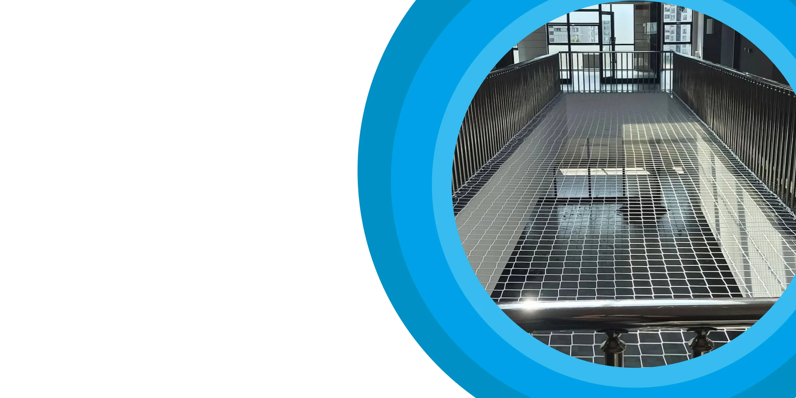 Apartman ve iş merkezi galeri boşluğunda düşme riskine karşı uygulanmış güvenlik filesi