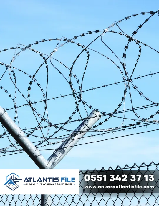 Çit üzerine uygulanan galvanizli jiletli tel güvenlik sistemi