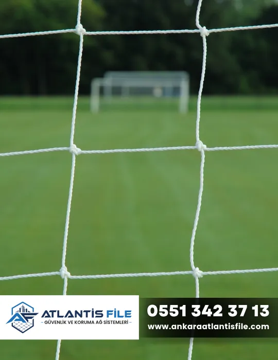 Futbol sahasında alanları ayırmak için kullanılan beyaz saha bölme filesi